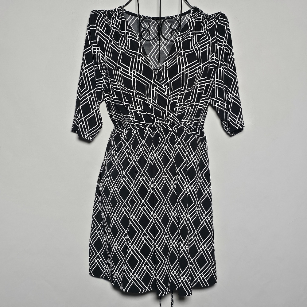 Motherhood Maternity geometric pattern short sleeve top size Medium
